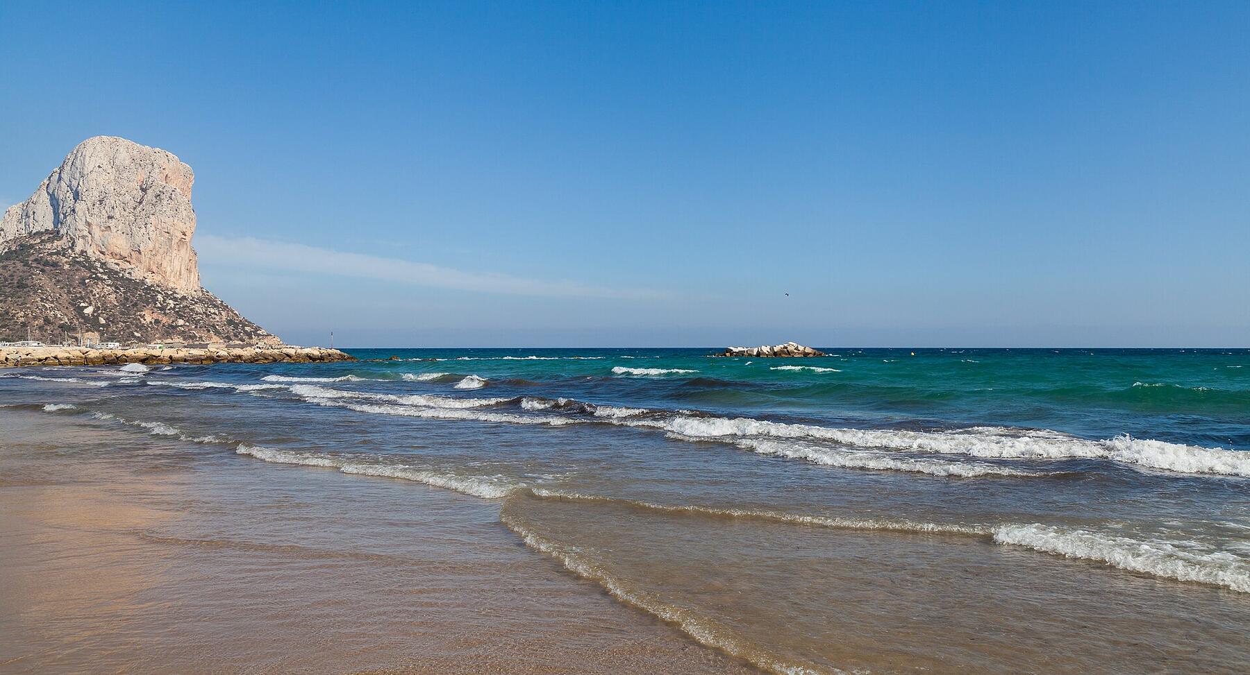 Strand von Calpe mit dem Peñón de Ifach